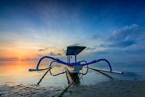 Bateau de pêche de Bali, à Sanur en mer pour le lever du soleil sur Fotos by Jan Wehnert