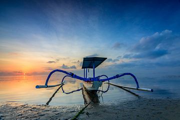 Bali vissersboot, in Sanur op zee voor zonsopgang van Fotos by Jan Wehnert