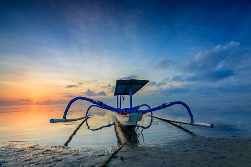 Bali vissersboot, in Sanur op zee voor zonsopgang