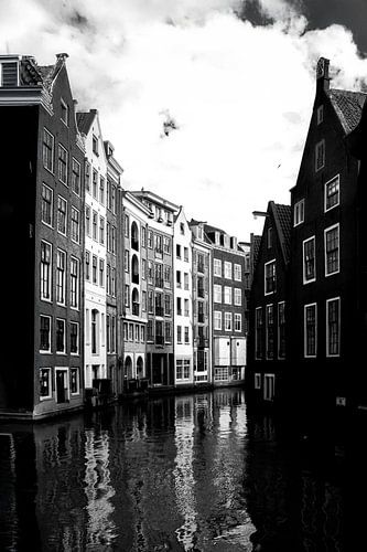 Zwart-wit weerspiegelingen in Amsterdam