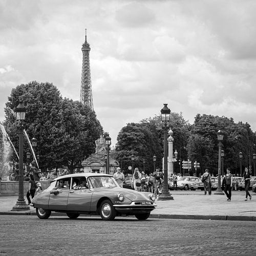 Citroën DS 60 jaar - Parijs met de Eiffeltoren op de achtergrond