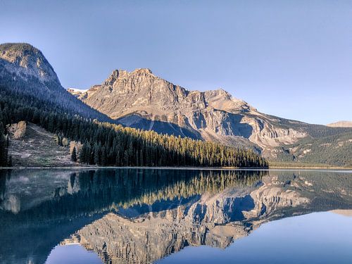 Spiegelung eines Berges im Emerald Lake, Yoho National Park, Kanada