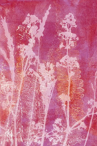 Abstract botanisch. Bloemen, planten en grassen in pastel roze, magenta, rood, roest van Dina Dankers