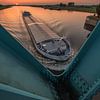 Binnenvaartschip bij sluis tijdens zonsondergang van Moetwil en van Dijk - Fotografie