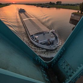 Binnenvaartschip bij sluis tijdens zonsondergang van Moetwil en van Dijk - Fotografie