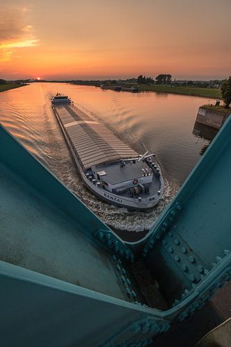 Binnenvaartschip bij sluis tijdens zonsondergang van Moetwil en van Dijk - Fotografie