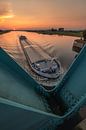 Binnenvaartschip bij sluis tijdens zonsondergang van Moetwil en van Dijk - Fotografie thumbnail