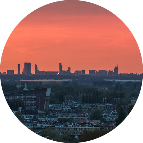 De skyline van Den Haag tijdens zonsondergang