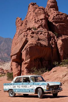 Los Colorados avec une Peugeot vintage (2) sur Jolanda van Eek en Ron de Jong