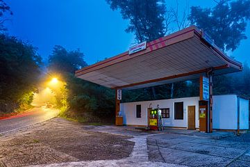 Tankstation in Křivoklát van Evert Jan Luchies