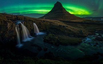 Noorderlicht boven het klassieke Kirkjufell - IJsland van Roy Poots