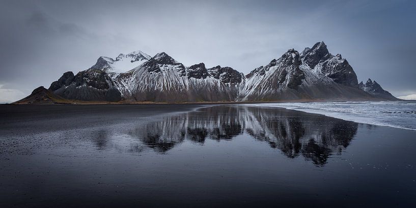 Berg reflectie (IJsland) van Albert Mendelewski