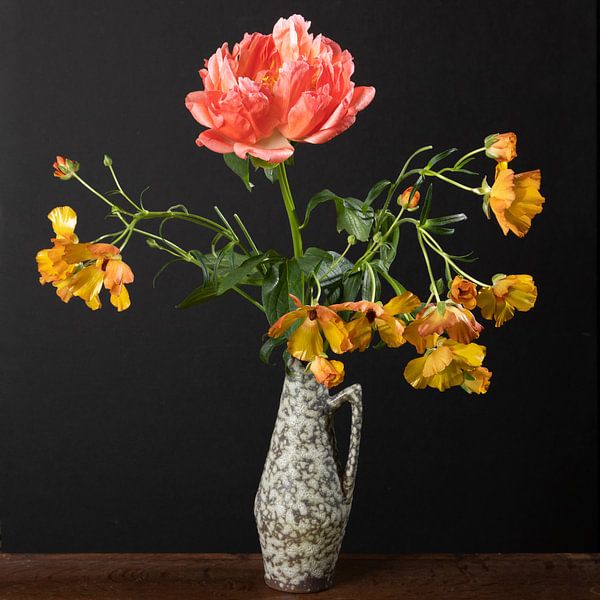 Vintage-Vase mit Blumen von Letty Bonsma