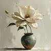 Ein Stillleben mit einer Keramikvase und einer beige-weißen Blume. von J.a Dijkstra