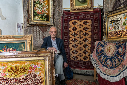 Portret van een tapijtverkoper in Iran