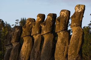Ahu a Kiv; de zeven Moai's uitkijkend op zee van Bianca Fortuin