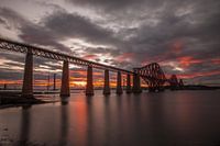 Sonnenuntergang an der Brücke bei Edinburgh