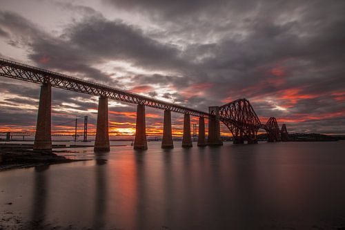 Zonsondergang bij brug bij Edinburgh