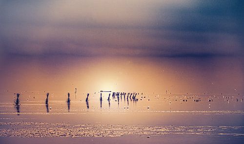 Strand van Cuxhaven aan de Duitse Noordzeekust.  Foto bij laag water met baken en golfbreker
