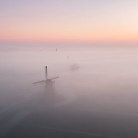 Schöner Nebel bei Sonnenaufgang. von Nick de Jonge - Skeyes
