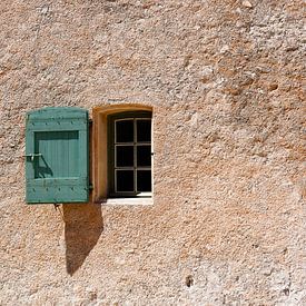 Raam in oud Frans landelijk huis. Groene luiken en terracotta muur van Dina Dankers