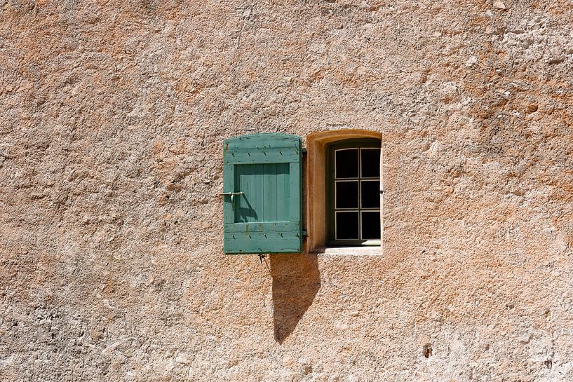 Raam in oud Frans landelijk huis. Groene luiken en terracotta muur van Dina Dankers
