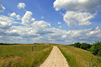 Wolken en blauwe lucht op toeristische route in Zelhem, Achterhoek