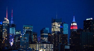 De skyline van Manhattan - New York City - met het verlichte Empire State Building,  in de avond - g van WorldWidePhotoWeb