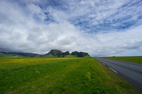 Islande - Rue à travers des paysages verdoyants et des montagnes à perte de vue
