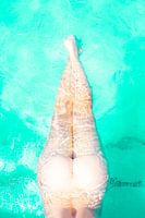 Sinnlicher weiblicher Körper im Wasser
