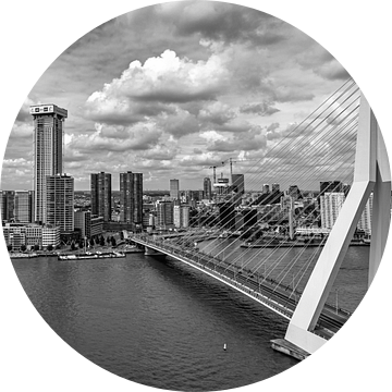 Rotterdam centrum vanaf grote hoogte (vierkant - zwart-wit/zilver) van Rick Van der Poorten
