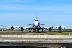 AirBridgeCargo Boeing 747-8 rollt zur Polderbaan.