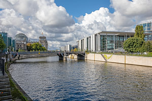 Berlin - Reichstagsgebäude und Marie-Elisabeth-Lüders-Haus