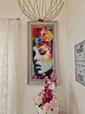 Frau mit blumigem Haar