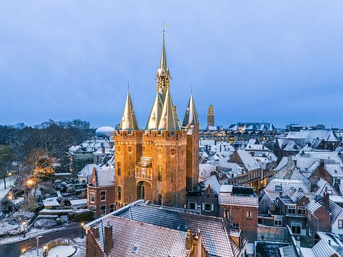 Zwolle Sassenpoort oude poort tijdens een koude winterochtend