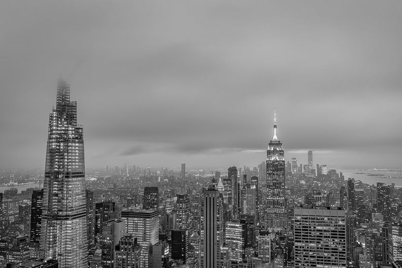 De skyline van New York vanaf de Top of The Rock bij zonsondergang zwart-witbeeld. van Mohamed Abdelrazek