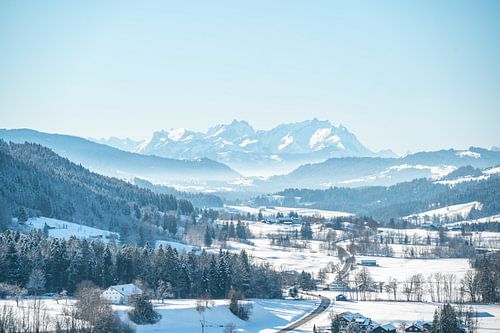 Winteruitzicht vanuit Oberstaufen over het Weißachtal naar de Säntis