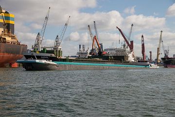 Schepen en overslag in de drukke Waalhaven van scheepskijkerhavenfotografie