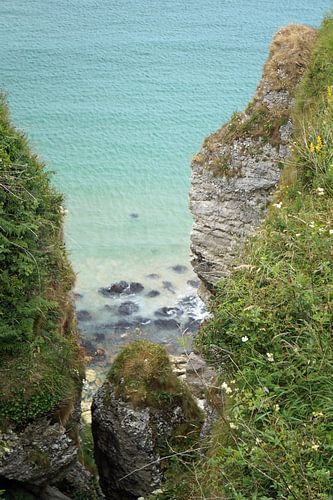 Landschap in Noord-Ierland voor de kust van County Antrim tussen Ballycastle en Ballintoy.