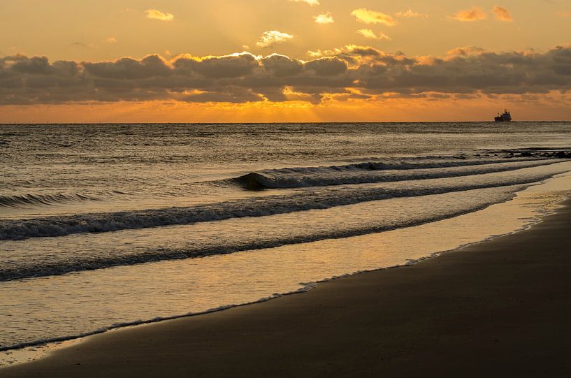 Zeeschip nabij de kust bij zonsondergang von Tonko Oosterink