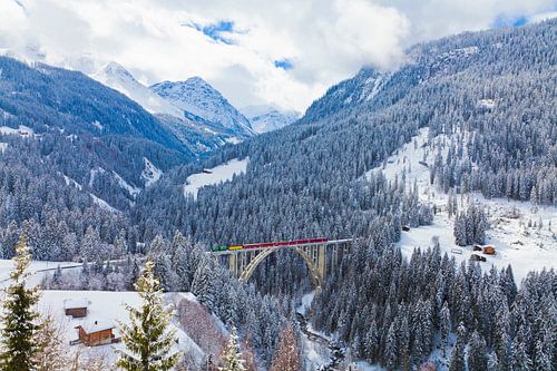 Rhätische Bahn op het Langwieser Viaduct in Graubünden