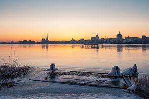 Uitzicht over de Warnow naar Rostock in de winter van Rico Ködder