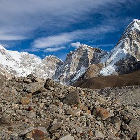 Uitzicht onderweg naar Base camp Mount Everest van Ton Tolboom