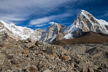 Uitzicht onderweg naar Base camp Mount Everest van Ton Tolboom