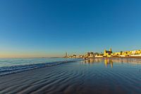 Zandstrand in Chipiona bij zonsondergang