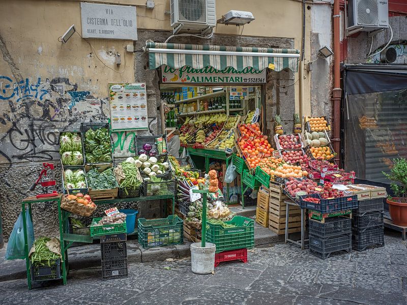 Napels - Groente- en fruitwinkel in het oude stadscentrum van t.ART