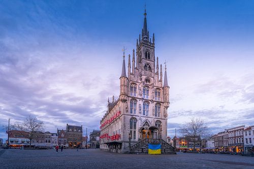 Het stadhuis van gouda met vlag en zonsondergang