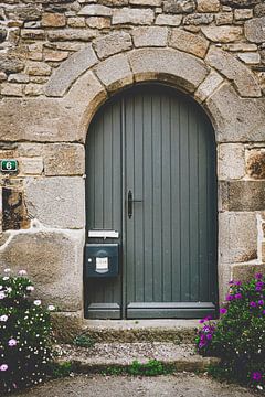 Stilleven van een pittoreske deur in Bretagne, Frankrijk