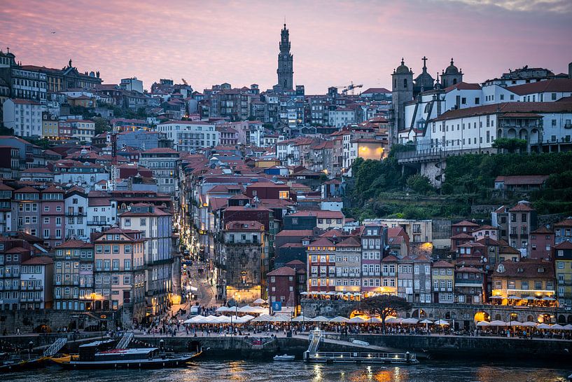 Dämmerung über der Skyline von Porto von Piermarco Raimondo