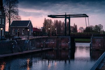 De oude brug in de brede haven in Den Bosch van Bart Geers